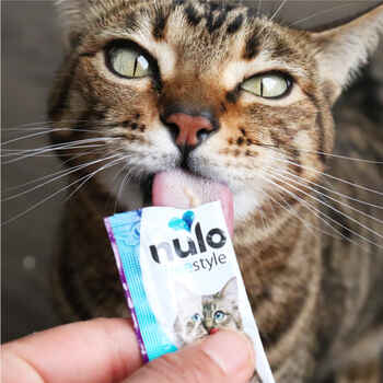 Nulo FreeStyle Chicken & Salmon Perfect Purees Lickable Cat Treat 0.5OZ Pack of 6